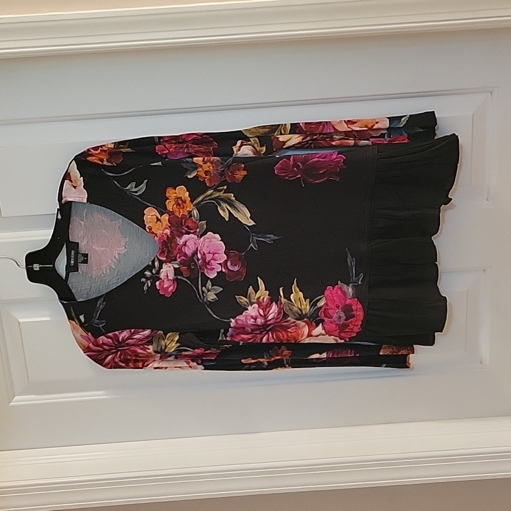 Karen Kane black floral long sleeve top with ruffle small